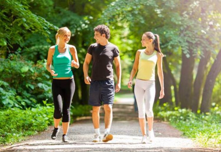 orang melakukan olahraga lainnya seperti yoga dan jogging di alam terbuka