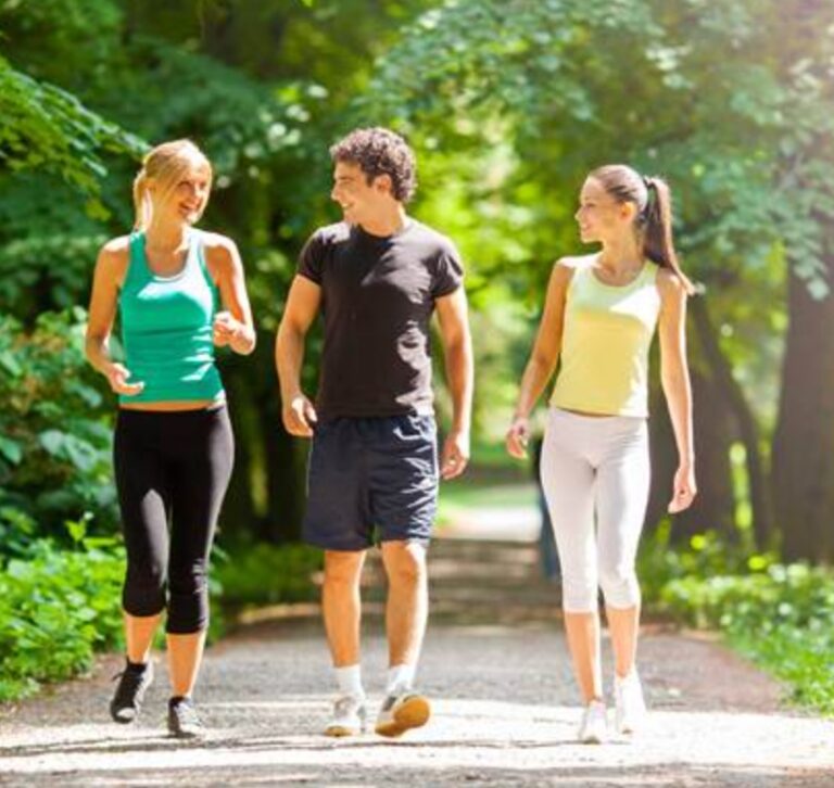 orang melakukan olahraga lainnya seperti yoga dan jogging di alam terbuka