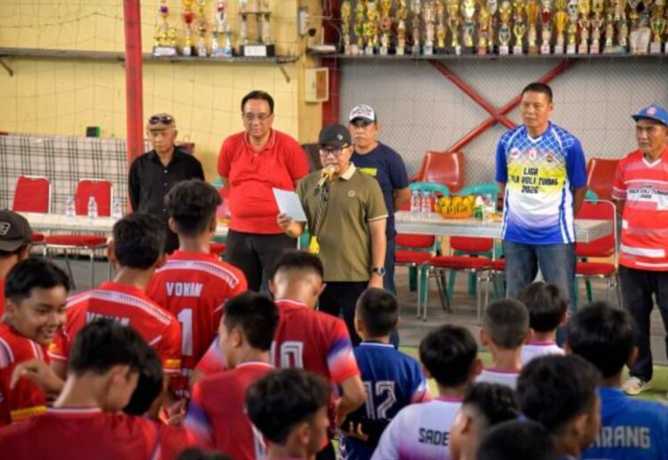 Atlet muda Indonesia bertanding pada Kejuaraan Atletik Nasional 2026 di lintasan stadion atletik