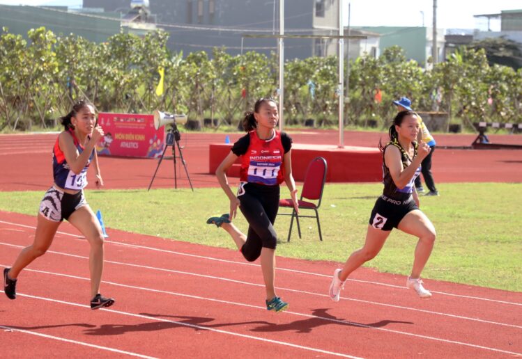 Atlet Indonesia berlatih di lintasan atletik untuk menghadapi kompetisi internasional dan meningkatkan prestasi olahraga nasional