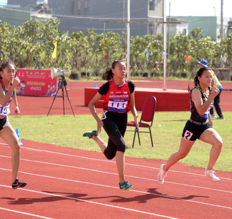 Atlet Indonesia berlatih di lintasan atletik untuk menghadapi kompetisi internasional dan meningkatkan prestasi olahraga nasional
