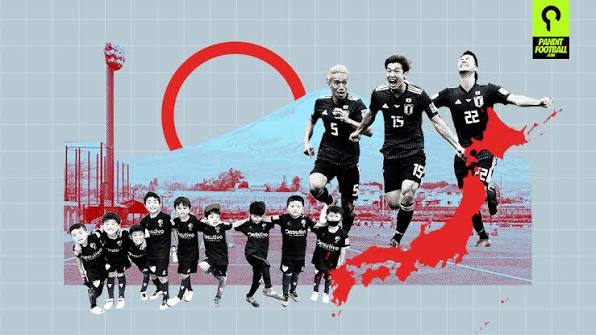 pemain sepak bola bertanding di stadion modern dengan suasana kompetisi profesional