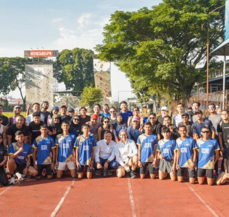Atlet berlari dalam kompetisi atletik internasional tahun 2026 dengan persaingan ketat di lintasan stadion modern