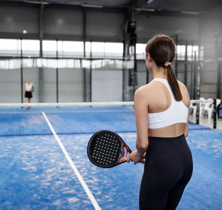 Pemain pickleball sedang bertanding di lapangan olahraga dengan suasana kompetitif dan aktif