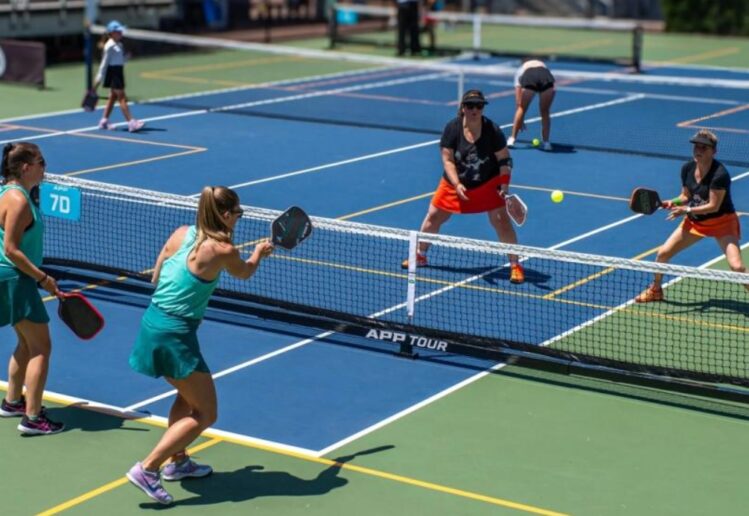 Pemain pickleball sedang bertanding di lapangan pickleball Indonesia