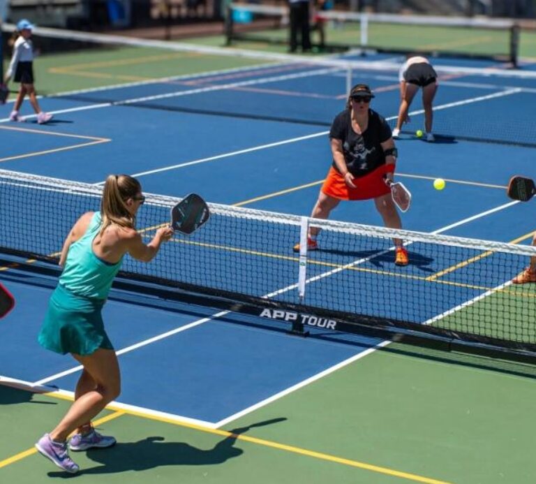 Pemain pickleball sedang bertanding di lapangan pickleball Indonesia