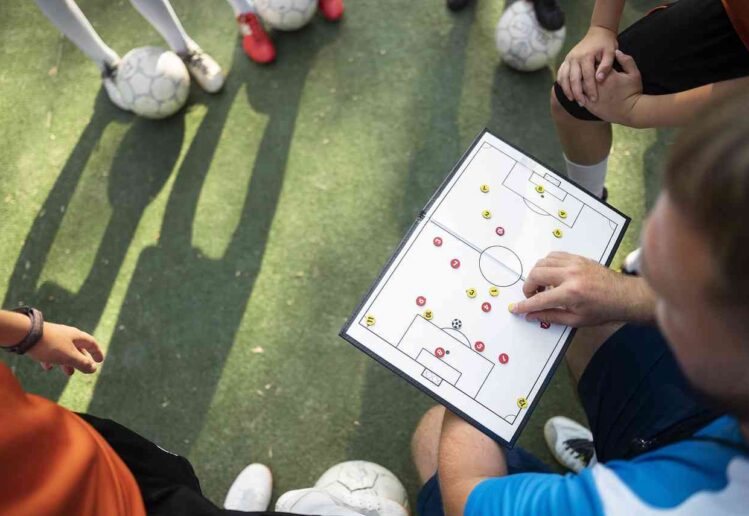 Strategi modern sepak bola dengan pemain profesional menerapkan taktik menyerang di lapangan hijau