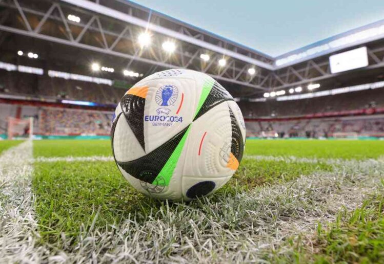 Pemain sepak bola profesional menerapkan strategi modern dan pressing tinggi dalam pertandingan kompetitif