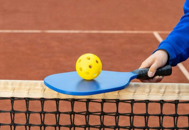 Pemain pickleball sedang bertanding di lapangan pickleball modern Indonesia