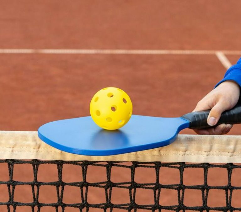 Pemain pickleball sedang bertanding di lapangan pickleball modern Indonesia